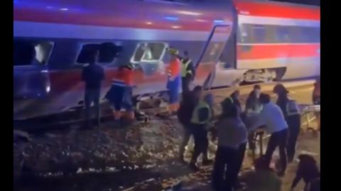 فيديو مروع: حادث تصادم بين قطارين يوقع 21 قتيلاً