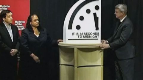 ضبط ساعة القيامة على 85 ثانية قبل منتصف الليل