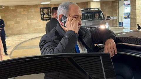‏كاميرا هاتف نتنياهو المحمول مغطاة بلاصق‏