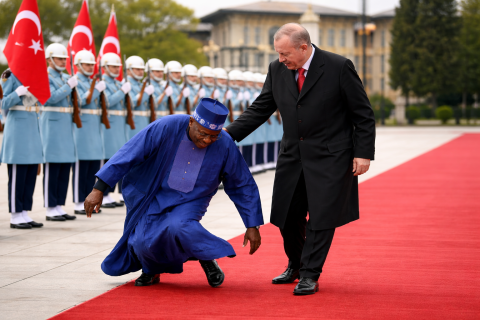 فيديو: وقوع الرئيس النيجيري خلال المراسم في تركيا