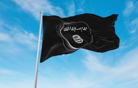 فيديو: مجدداً.. رفع راية داعش في الرقة