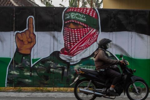 لنزع السلاح : شراء الأسلحة من حماس