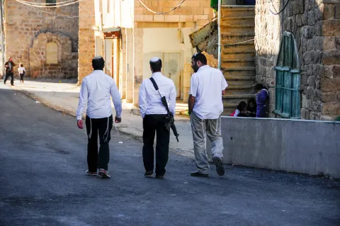 لأول مرة: سوار إلكتروني لوقف عنف المستوطنين بالضفة 