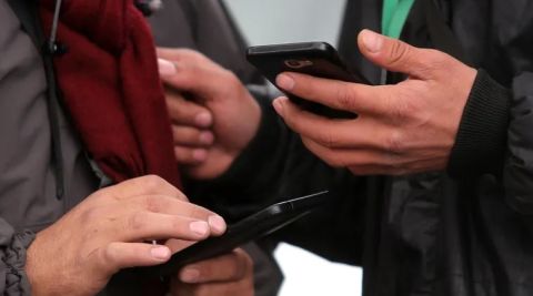 بشكل سري.. ترامب وفر آلاف المحطات لإيصال الإنترنت لمحتجي إيران