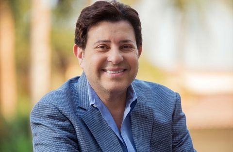 هاني شاكر يغني على كرسي في أول ظهور له بعد العملية الجراحية