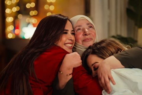 عبلة كامل تعود إلى الشاشة في إعلان رمضاني يجمعها بياسمين عبد العزيز ومنة شلبي