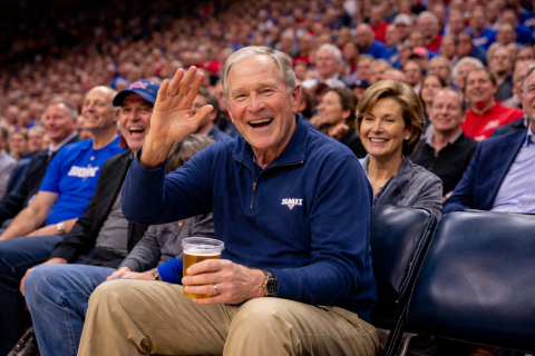 فيديو: جورج بوش يستمتع بأجواء جامعية