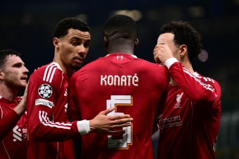 سلوت يشيد بكوناتي: عاد مبكرًا بعد وفاة والده لمساعدة ليفربول في أزمته