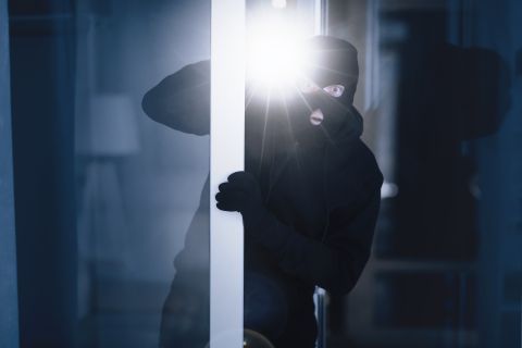 مصر: لص عالق والسكان يناشدونه خوفاً على حياته