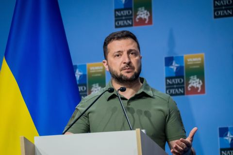 زيلينسكي يضرب شبكة تسليح موسكو