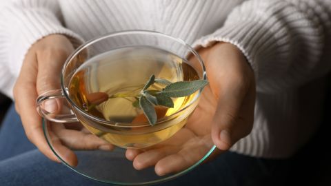 الميرامية… عشبة طبيعية لتنظيف الرحم ودعم صحة المبايض