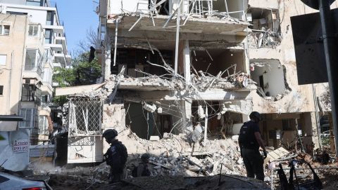 هجوم إيراني جديد.. إصابات وعالقون تحت الأنقاض في إسرائيل