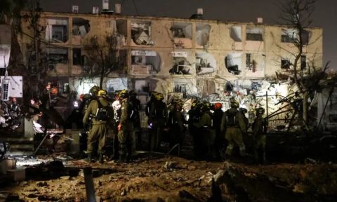 هجوم إيراني جديد.. إصابات وعالقون تحت الأنقاض في إسرائيل