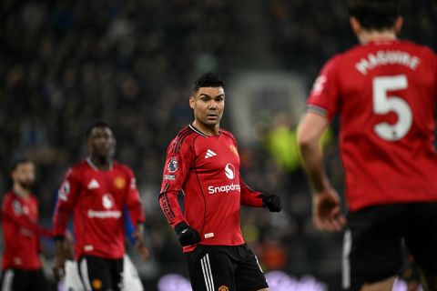 أسطورة مانشستر يونايتد يدعو النادي للإبقاء على كاسيميرو