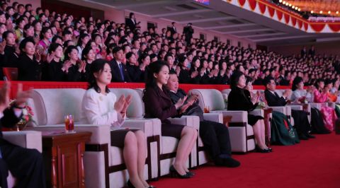 كيم جونغ-أون يرافق زوجته وابنته لحفل موسيقي