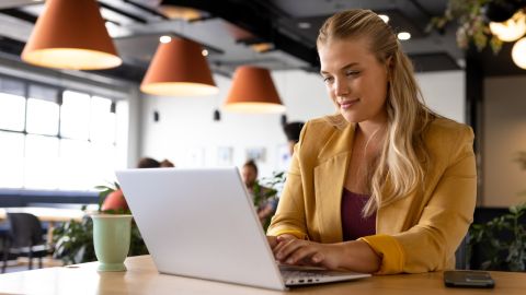 أفكار تنسيقات أنيقة للمرأة العاملة تمنحك الراحة طوال اليوم