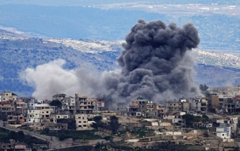 دوي انفجارات ودمار بموقع سقوط شظايا صاروخية في إسرائيل