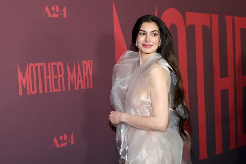 معجب يهدي آن هاثاواي نسخة من القرآن الكريم بعد استخدامها كلمة 