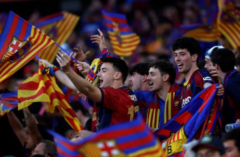 زحف كتالوني نحو مدريد: أكثر من 3 آلاف مشجع يساندون برشلونة أمام أتلتيكو