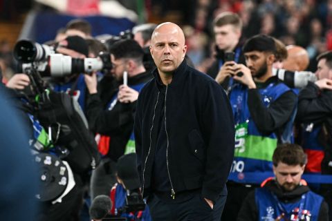 جيرارد يحذر: مستقبل سلوت مع ليفربول على المحك