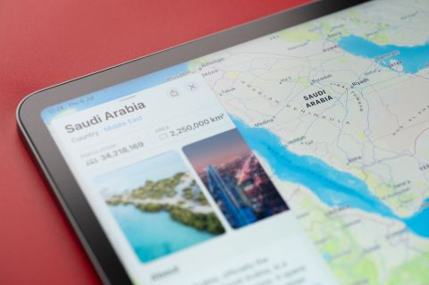 شركات في السعودية تُمدد العمل عن بعد وسط مخاوف التصعيد