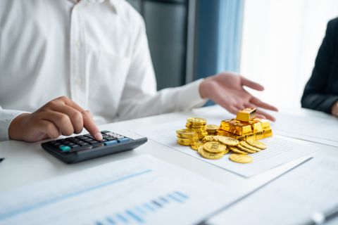 تراجع طفيف في أسعار الذهب مع تعافي الدولار