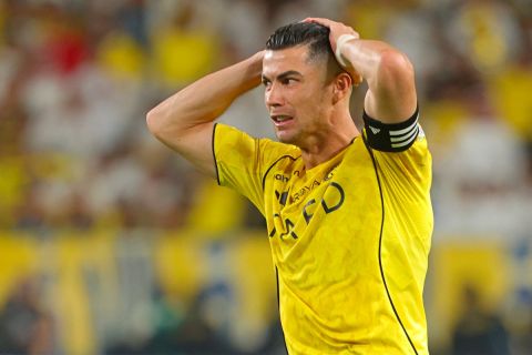 في الثواني القاتلة: خطأ كارثي من مدافع برشلونة السابق يغتال فرحة رونالدو بالدوري