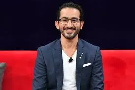 دموع أحمد حلمي تثير مشاعر المصلّين وهو يؤم بهم في جنازة والدته