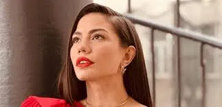 أفرا ساراتش تكشف سرّ مغادرتها مسلسل أخي خلال حفل كانيه ويست