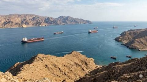 طهران تؤكد.. نحن من نحدد المسارات في مضيق هرمز