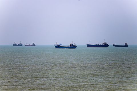 Iran closes the Strait of Hormuz again