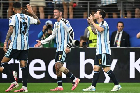 18 سهماً في قلب التاريخ.. ميسي يحطم رقم كلوزه ويُتوّج