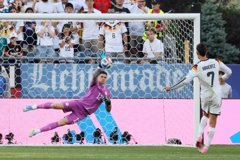 مصر في مواجهة لاعب أسترالي استثنائي... برج مراقبة يتحرك على الأرض
