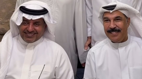 بعد رحلة العلاج.. عبدالله الرويشد يخطف الأنظار في لقاء جمعه براشد الماجد