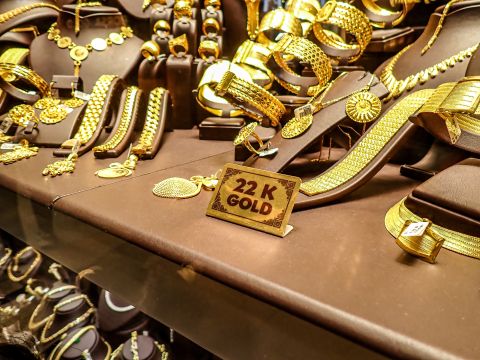 فرصة للشراء..أسعار الذهب تهبط وسط مخاوف التضخم 