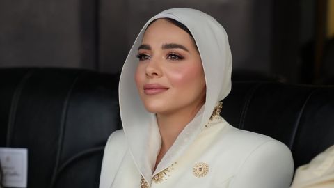 آية السيسي تتألق بفستان أبيض مستوحى من الحضارة المصرية خلال افتتاح الأوكتاجون