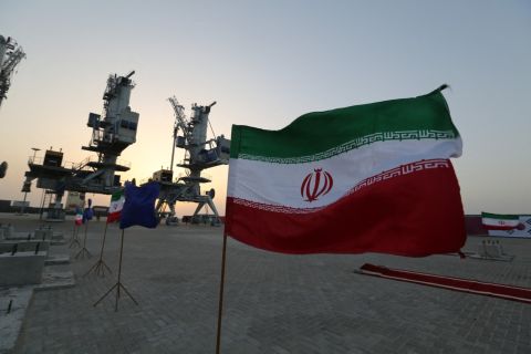 أول اعتراف إيراني.. مقتل ضابط بحرية في غارات أميركية