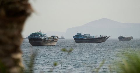 انفجار لغم بحري في ناقلة نفط بمضيق هرمز