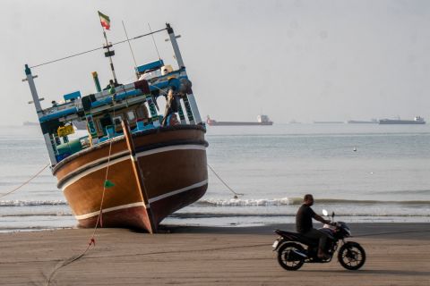 Volunteers in Iran patrol coast in anticipation of US naval landing