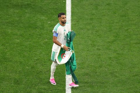 عقب النهاية الدرامية أمام سويسرا... رياض محرز يعلق قميص الجزائر ويعتزل دولياً