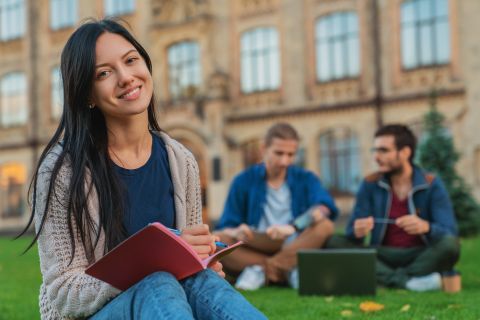 كيف تختار تخصصك الجامعي بثقة؟ نصائح مهمة لكل الطلاب