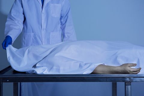 مصر: بلاغ بسبب الرائحة ينتهي باكتشاف وفاة شاب وإحتجاز شقيقته المشلولة داخل شقة