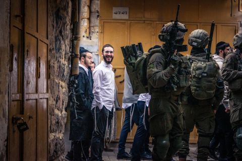 فيديو: اعتقال مستوطنين إسرائيليين بعد سرقة أموال فلسطيني