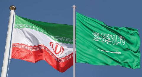مقذوف يغرق سفينة هندية قرب سواحل اليمن