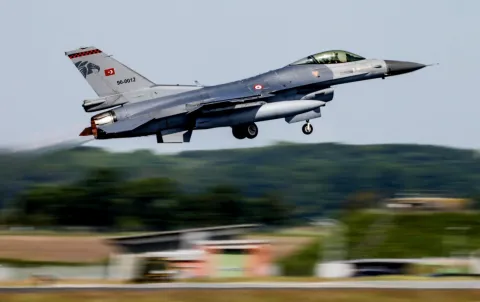 Turkish Air Force F-16 crashes during training flight in Yalova