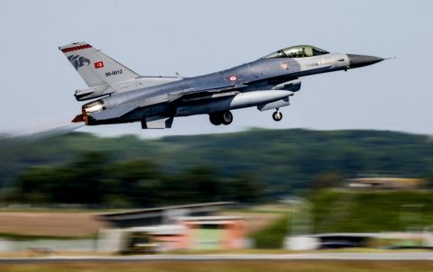 Turkish Air Force F-16 crashes during training flight in Yalova