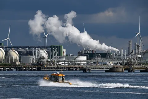 One killed, six injured in explosion at Rotterdam Port facility