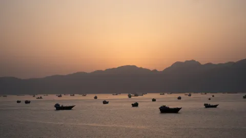 هجوم على سفينة إماراتية اثناء عبورها مضيق هرمز 