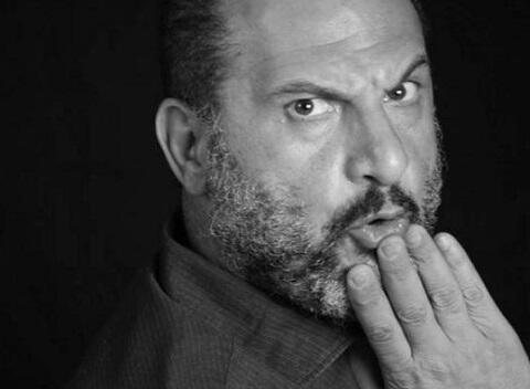 خالد الصاوي يقلق متابعيه بصورته على كرسي متحرك ويتعرض للشتم من والدته!
