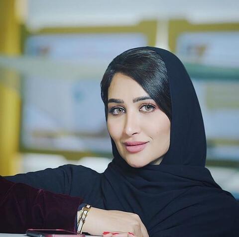 هدية غير متوقعة يرسلها أحد الأشخاص لمذيعة 